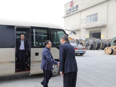 市人大常委會(huì )常務(wù)副主任王雄及各位領(lǐng)導我司視察調研